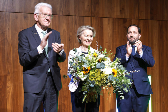 Ministerpräsident Winfried Kretschmann (links), Ursula von der Leyen (Mitte), Präsidentin der Europäischen Kommission, und Europa-Staatssekretär Florian Hassler (rechts)