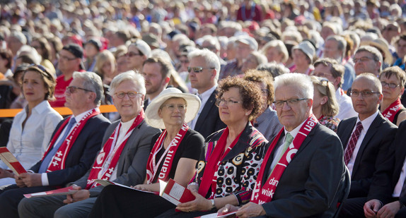Eröffnungsgottesdienst beim 35. Deutschen Evangelischen Kirchentag auf dem Schlossplatz in Stuttgart mit Ministerpräsident Winfried Kretschmann (r.) und Bundespräsident Joachim Gauck (2.v.l.)