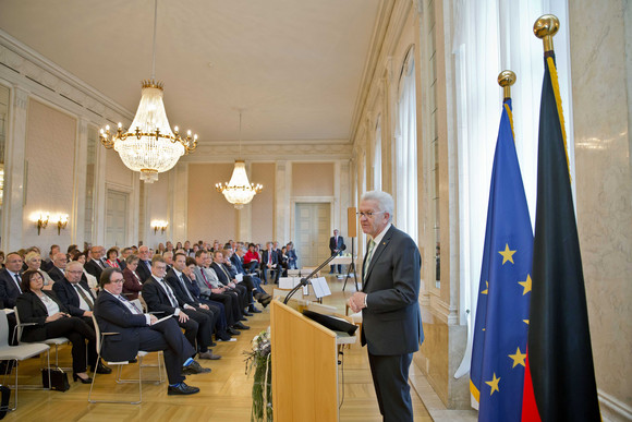 Ministerpräsident Winfried Kretschmann (r.) bei seiner Ansprache zu den Gästen 