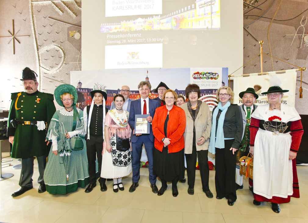 Gruppenbild bei der Programmvorstellung für die Heimattage Baden-Württemberg 2017 mit Staatsrätin Gisela Erler und Oberbürgermeister Frank Mentrup (Foto: KEG/Jürgen Rösner)