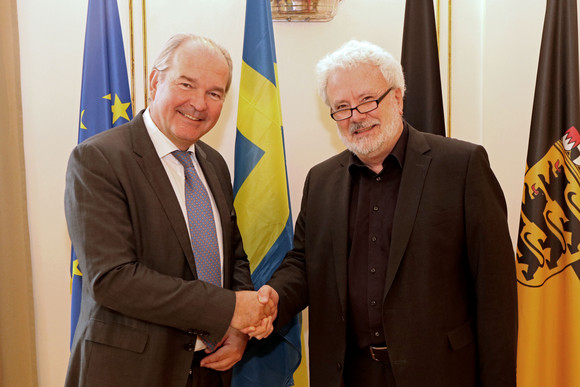 Staatsminister Klaus-Peter Murawski (r.) und der schwedische Botschafter Per Thöresson (l.)