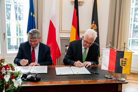 Ministerpräsident Winfried Kretschmann (r.) und Woiwodschaftsmarschall Witold Stępień (l.)