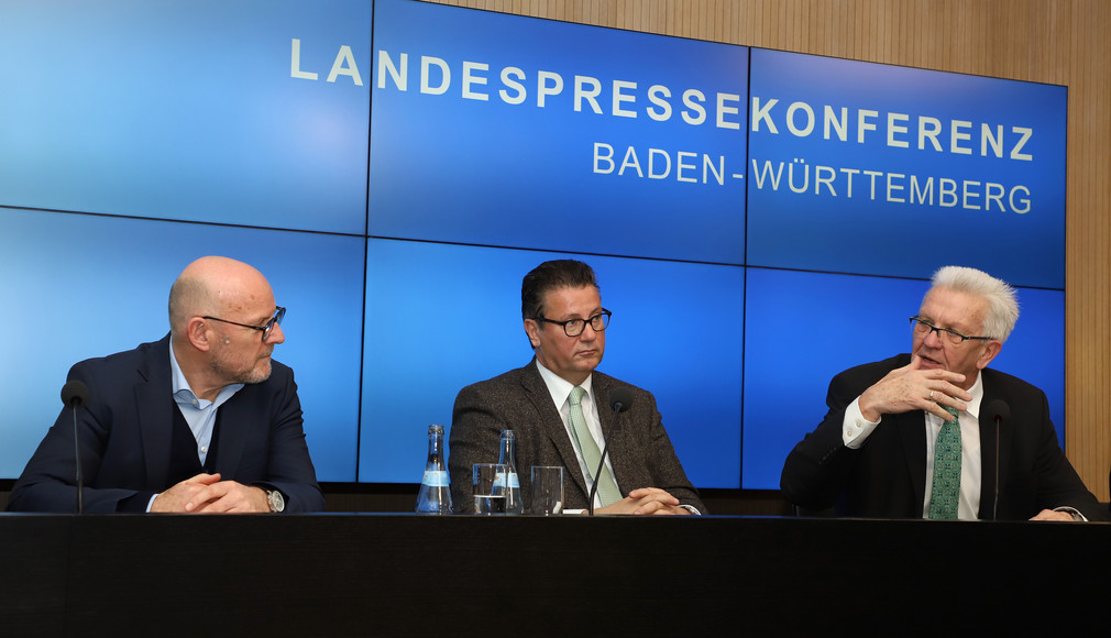 Ministerpräsident Winfried Kretschmann (r.), Landwirtschaftsminister Peter Hauk (M.) und Verkehrsminister Winfried Hermann (l.) (Bild: © Staatsministerium Baden-Württemberg)