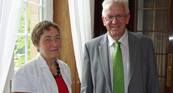 Ministerpräsident Winfried Kretschmann (r.) und die Vorsitzende der Gewerkschaft Erziehung und Wissenschaft (GEW) Landesverband Baden-Württemberg, Doro Moritz (l.), am 28. Juni 2012 in der Villa Reitzenstein in Stuttgart