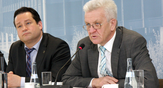Ministerpräsident Winfried Kretschmann (r.) und Verbraucherminister Alexander Bonde (l.), bei der Regierungspressekonferenz am 11. März 2014 in Stuttgart