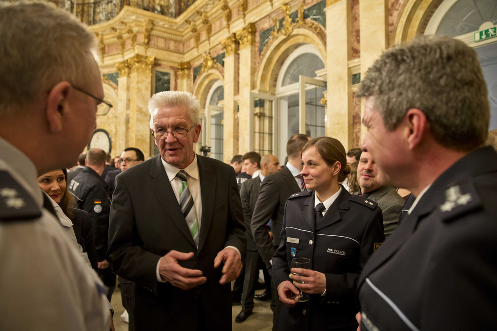 Ministerpräsident Winfried Kretschmann (2.v.l.) im Gespräch mit Polizisten