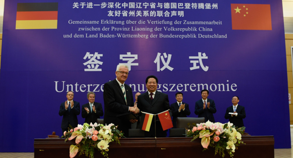 Ministerpräsident Winfried Kretschmann (l.) und Qiufa Chen (r.), Gouverneur der Provinz Liaoning (Foto: Staatsministerium Baden-Württemberg/Reiner Pfisterer)