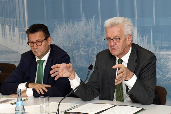 Ministerpräsident Winfried Kretschmann (r.) und der Minister für Ländlichen Raum und Verbraucherschutz, Peter Hauk (l.)