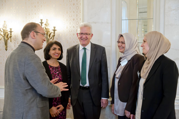 v.l.n.r.: Prof. Dr. Erdal Toprakyaran, Landtagspräsidentin Muhterem Aras, Ministerpräsident Winfried Kretschmann, Fahimah Ulfat und Simone Trägner-Uygun