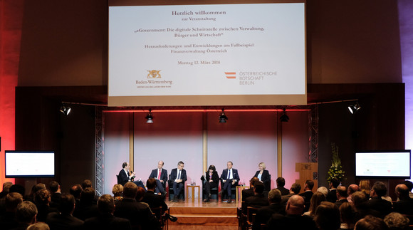 Podiumsdiskussion (L-R): Moderator Prof. Mag. Dr. Peter Parycek, Leitung des Kompetenzzentrums „Öffentliche IT“ in Berlin, Universitätsprofessor für eGovernment in Wirtschaft und Verwaltung an der Donau-Universität Krems; ORR Carsten Heins, Bundesministerium der Finanzen, Referat IV A5, Organisationsfragen einschließlich eGovernment; MinDir Ernst Bürger, Bundesministerium des Inneren, Stv. Leiter Abteilung O, Verwaltungsmodernisierung und Verwaltungsorganisation; Gruppenleiterin Dr. Erika Reinweber, österreichisches Bundesminsterium der Finanzen, Management Finanzverwaltung; Sektionschef Dipl.-Kfm. Eduard Müller, MBA, österreichisches Bundesministerium der Finanzen, Finanzverwaltung, Management und Services (u.a. Präsentation Fallbeispiel Österreich); Dr. Christine Brockmann, Geschäftsführerin der Metropolregion Rhein-Neckar GmbH und des Vereins Zukunft Metropolregion Rhein-Neckar