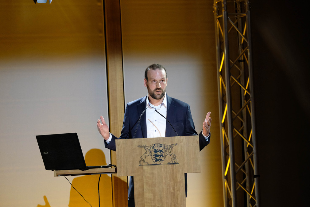 Kurator Steffen Egle, Leiter der Abteilung Bildung und Vermittlung der Staatsgalerie Stuttgart, bei der Ausstellungseröffnung in Berlin.
