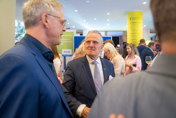 Sts Rudi Hoogvliet (links) im Gespräch mit Dr. Frank Nopper, OB von Stuttgart