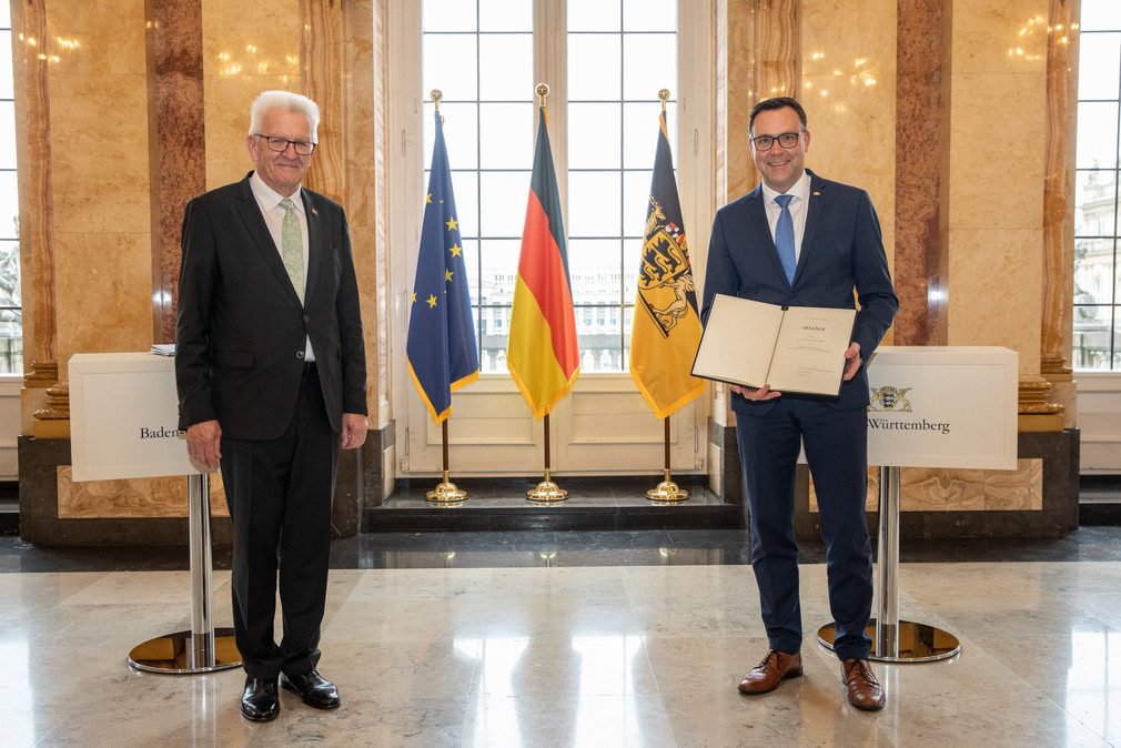 Ministerpräsident Winfried Kretschmann (l.) und Siegfried Lorek (r.), Staatssekretär im Ministerium der Justiz und für Migration