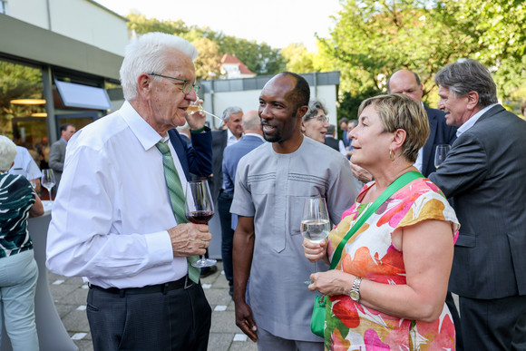 Ministerpräsident Winfried Kretschmann (links) im Gespräch mit Bürgerinnen und Bürgern