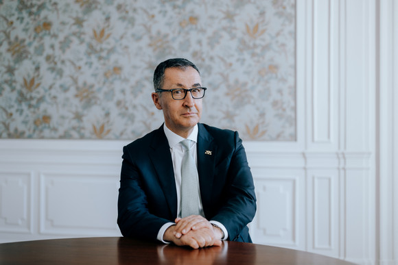 Portraitbild von Ministerpräsident Cem Özdemir, an einem Tisch sitzend.