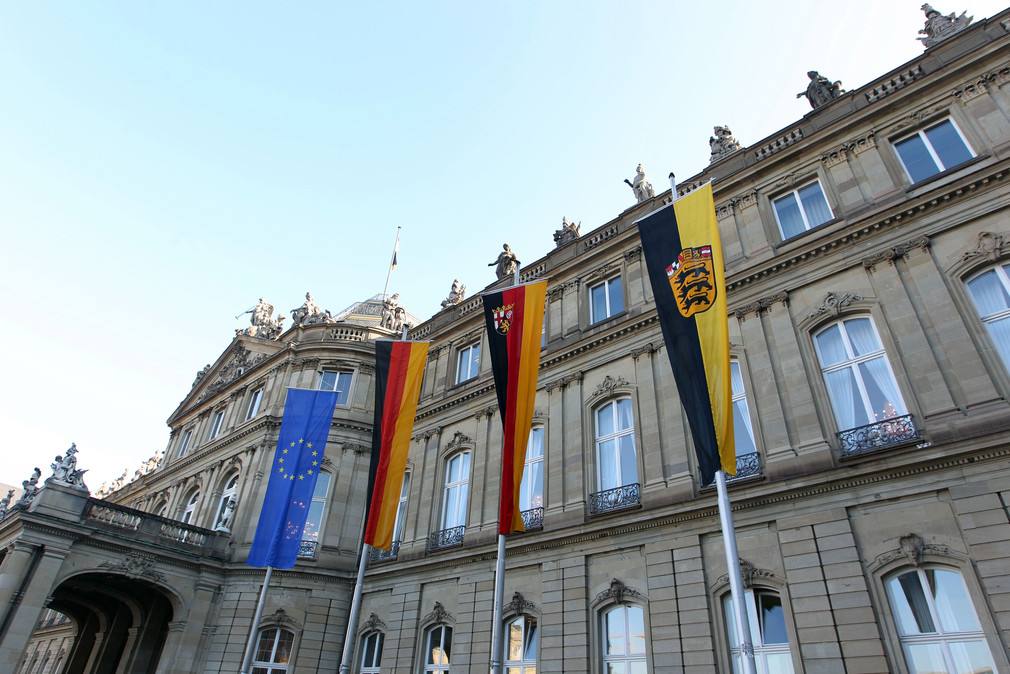 Fahnen vor dem Neuen Schloss in Stuttgart