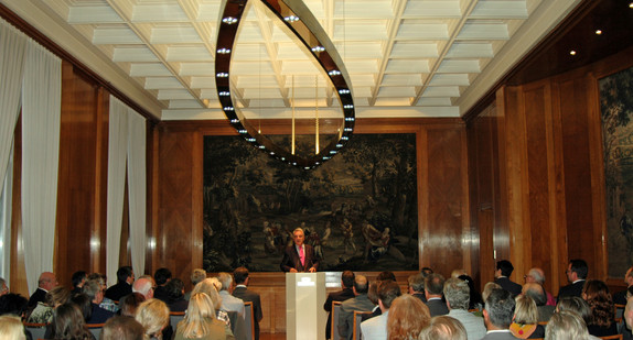 Der Historiker und Journalist Dr. Johannes Willms bei seiner Laudatio am "Europa-Abend auf Reitzenstein" am 27.09.2011 in der Villa Reitzenstein in Stuttgart