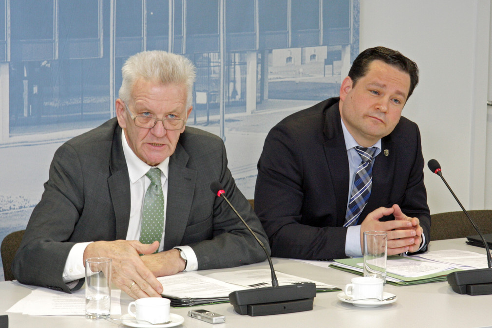 Ministerpräsident Winfried Kretschmann (l.) und Verbraucherminister Alexander Bonde (r.), bei der Regierungspressekonferenz am 11. Februar 2014 in Stuttgart