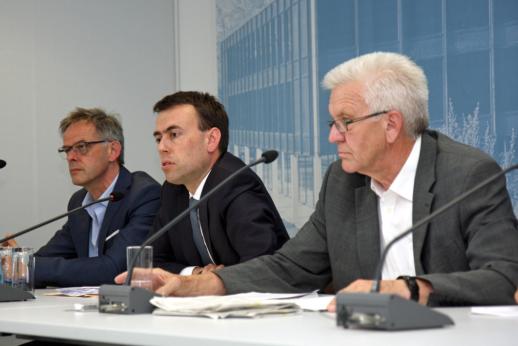 v.l.n.r.: Regierungssprecher Rudi Hoogvliet, Finanz- und Wirtschaftsminister Nils Schmid und Ministerpräsident Winfried Kretschmann