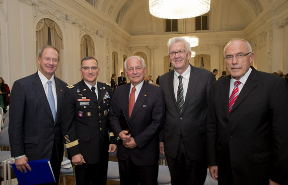 v.l.n.r.: Botschafter John B. Emerson, General Curtis M. Scaparrotti, Botschafter Wolfgang Ischinger, Ministerpräsident Winfried Kretschmann und Staatssekretär a.D. Rudolf Böhmler