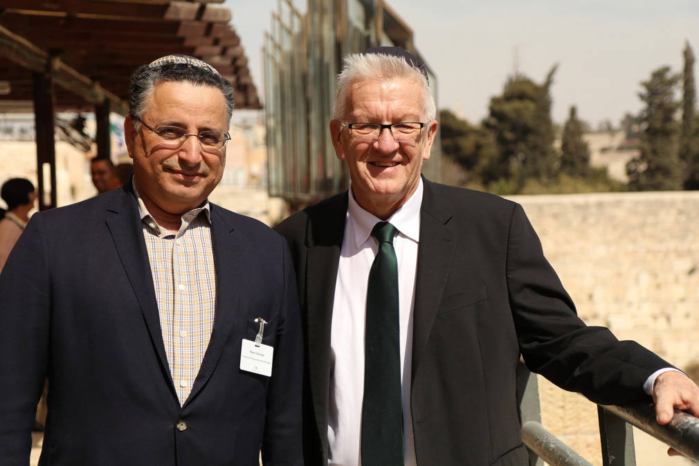 Ministerpräsident Winfried Kretschmann (r.) und Rami Suliman (l.), Vorsitzender der Israelitischen Religionsgemeinschaft Baden