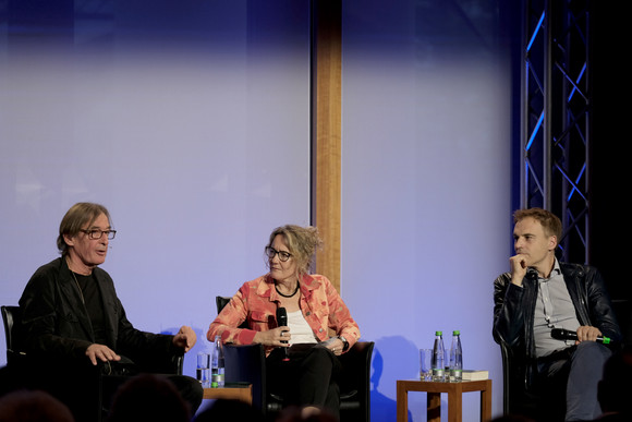 (L-R) Der Autor Wolfang Schorlau im Gespräch mit Barbara Gillmann - Handelsblatt und Dr. Gerhard Schick, MdB.