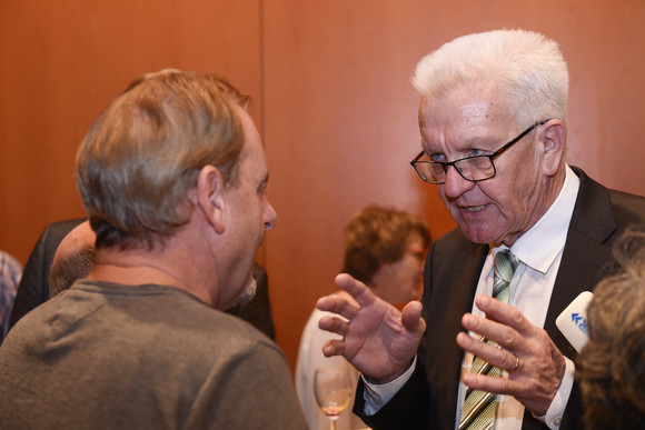 Ministerpräsident Winfried Kretschmann (r.) im Gespräch (Foto: © Staatsministerium Baden-Württemberg)