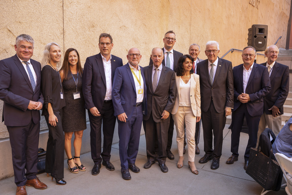 Gruppenbild anlässlich der Auszeichnung des ehemaligen Gouverneurs von Kalifornien, Jerry Brown (Mitte), mit dem Distinguished German-American Award 2022 in Sacramento