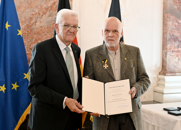 Auszeichnung Verdienstorden des Landes an 24 verdiente Persönlichkeiten Ministerpräsident Winfried Kretschmann (links) und Axel Mayer (rechts)