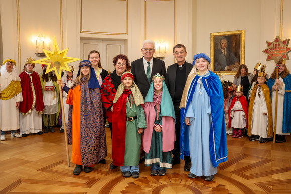 Ministerpräsident Winfried Kretschmann und seine Ehefrau Gerlinde mit der Sternsingergruppe der Kirchengemeinde St. Bonifatius Renningen (Seelsorgeeinheit CleBoRa Weissach, Renningen, Rutesheim)