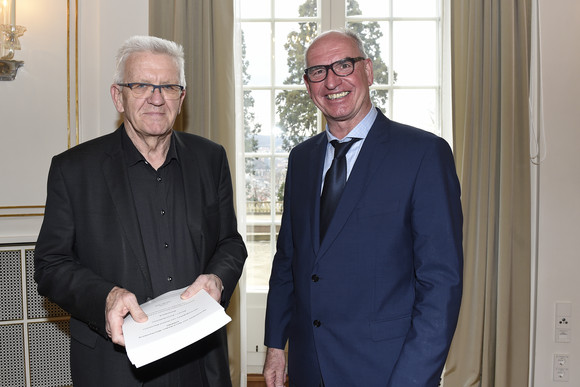 Ministerpräsident Winfried Kretschmann (l.) und Prof. Dr. Hubert Klausmann (r.) (Bild: Staatsministerium Baden-Württemberg)