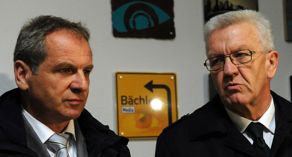 Innenminister Reinhold Gall (l.) und Ministerpräsident Winfried Kretschmann (r.) in Titisee-Neustadt (Foto: dpa)