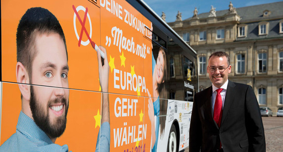 Minister Peter Friedrich vor dem Europawahl-Bus