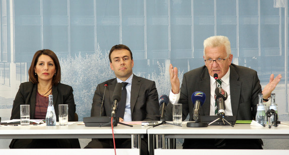 Ministerpräsident Winfried Kretschmann (r.), Finanz- und Wirtschaftsminister Nils Schmid (M.) und Integrationsministerin Bilkay Öney (l.) bei der Regierungspressekonferenz am 16. September 2014 in Stuttgart
