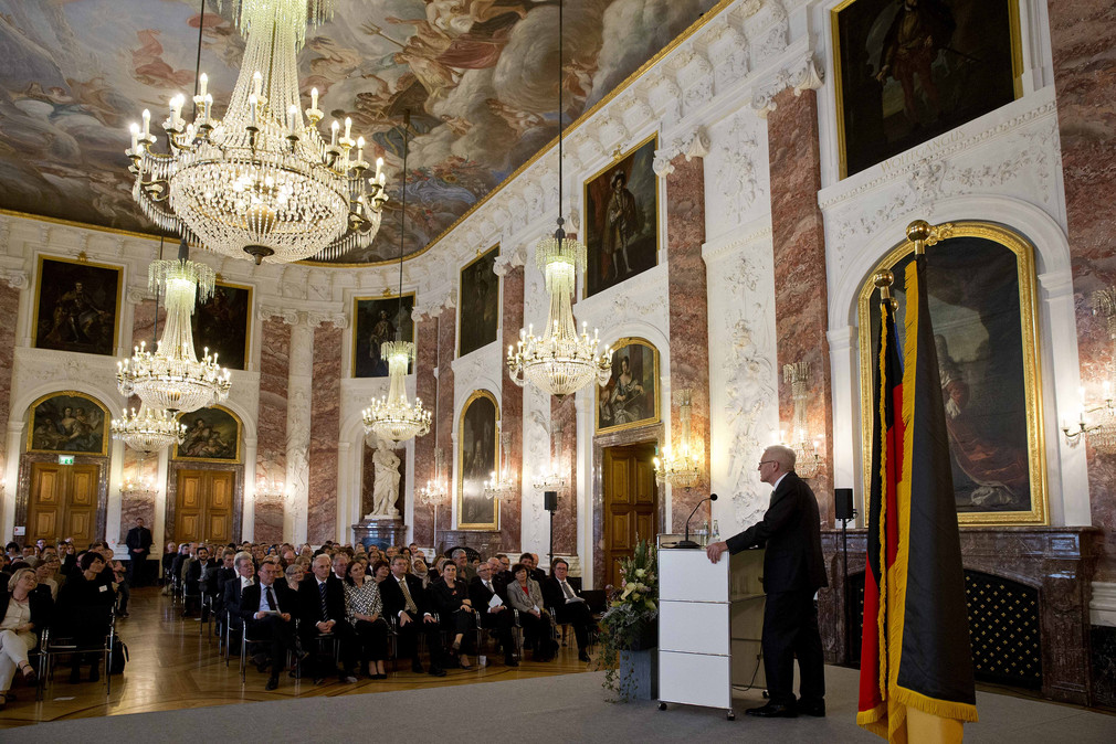 Ministerpräsident Winfried Kretschmann (r.) bei seiner Ansprache im Rittersaal des Schlosses Mannheim