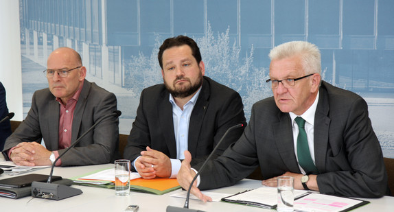 v.r.n.l.: Ministerpräsident Winfried Kretschmann, Verbraucherminister Alexander Bonde und Verkehrsminister Winfried Hermann