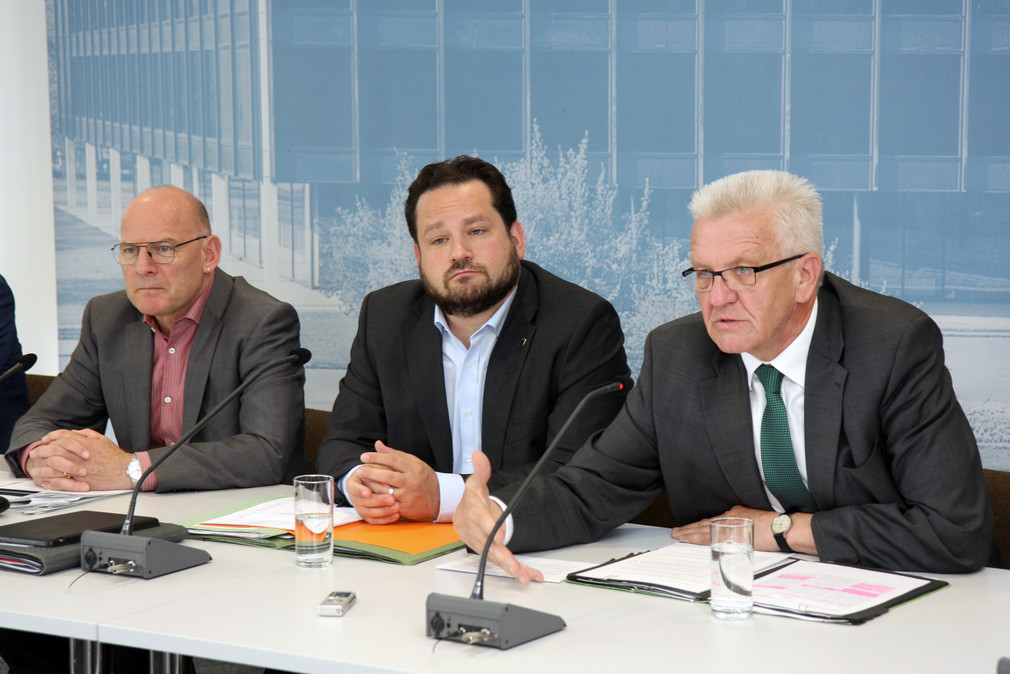 v.r.n.l.: Ministerpräsident Winfried Kretschmann, Verbraucherminister Alexander Bonde und Verkehrsminister Winfried Hermann