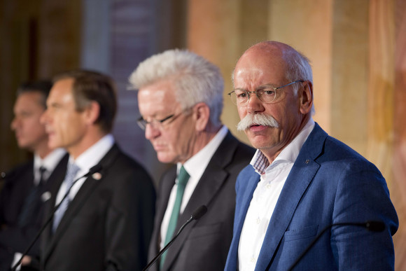 Dr. Dieter Zetsche (r.) spricht bei der Pressekonferenz