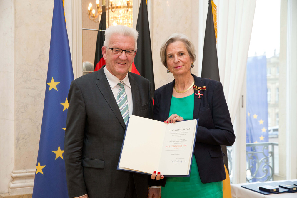 Ministerpräsident Winfried Kretschmann (l.) und Dr. Barbara-Sabine von der Heydt-von Kalckreuth (r.)