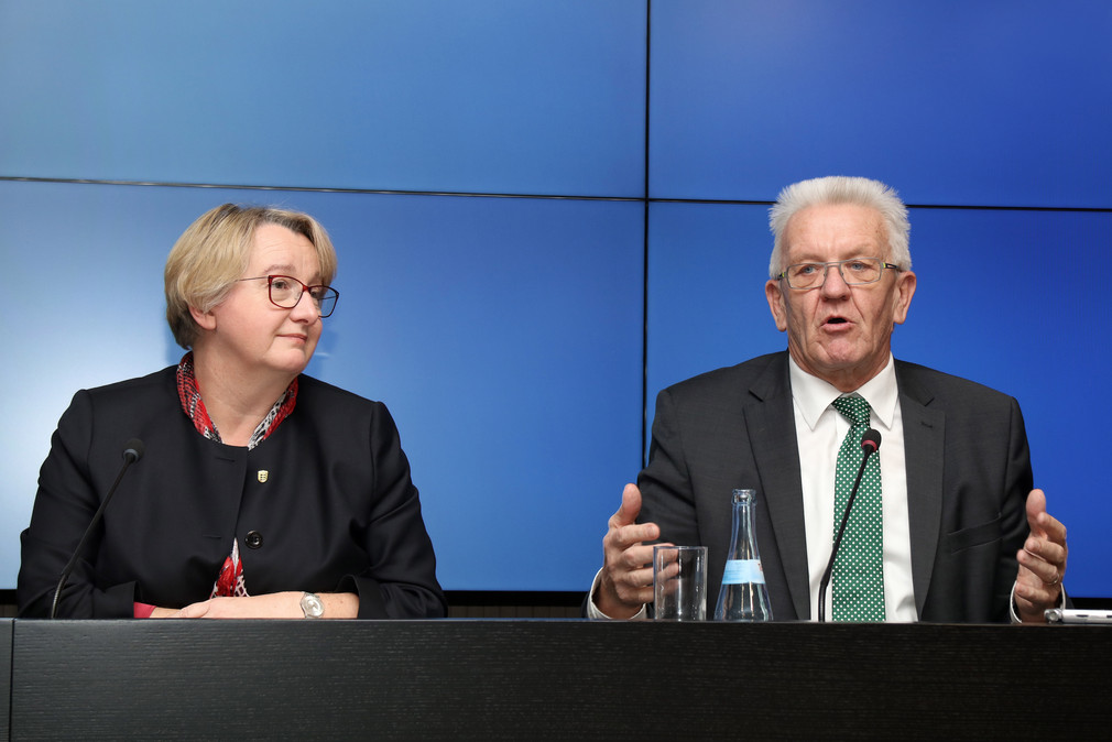 Ministerpräsident Winfried Kretschmann (r.) und Wissenschaftsministerin Theresia Bauer (l.)