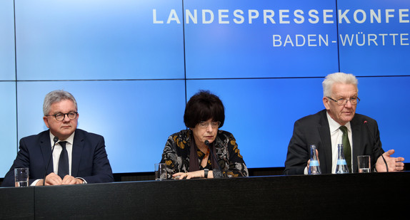 Ministerpräsident Winfried Kretschmann (r.), Staatsrätin für Zivilgesellschaft und Bürgerbeteiligung Gisela Erler (M.) und Europaminister Guido Wolf (l.)