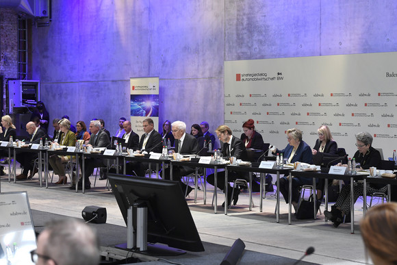 Blick ins Plenum bei der fünften Jahresveranstaltung des Strategiedialogs Automobilwirtschaft.