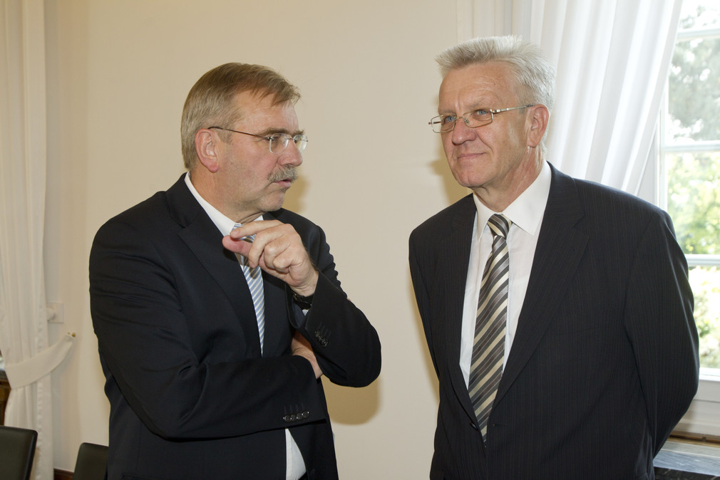 Ministerpräsident Winfried Kretschmann (r.) im Gespräch mit dem scheidenden Amtschef Hubert Wicker (l.)