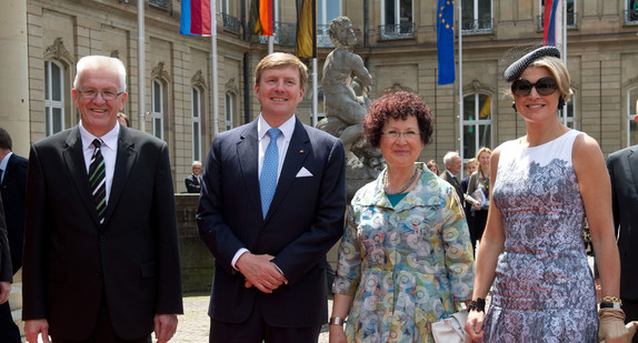 v.l.n.r.: Ministerpräsident Winfried Kretschmann, der niederländische König Willem-Alexander, Kretschmanns Ehefrau Gerlinde und Königin Maxima (Foto: dpa)
