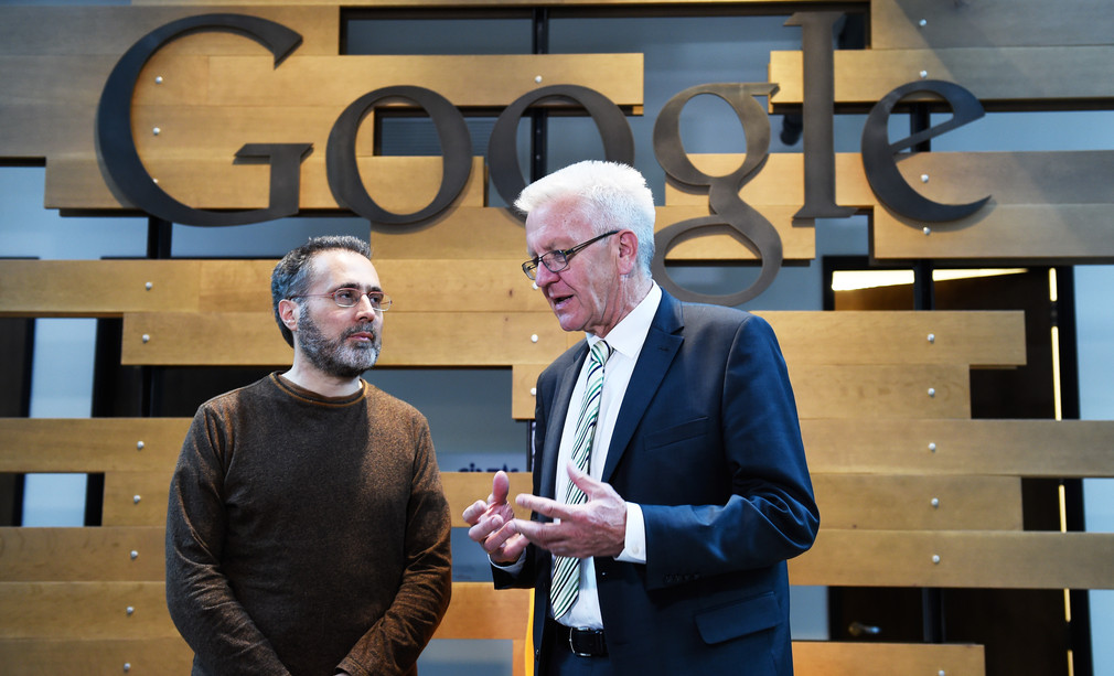 Ministerpräsident Winfried Kretschmann (r.) im Gespräch mit Urs Hölzle (l.), Senior Vice President Technical Infrastructure bei Google.