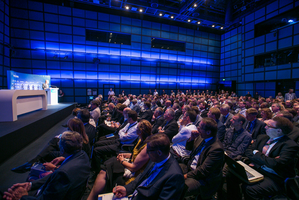 Blick in das Plenum des Kongresses „Digitaler Wandel“ während der Rede von EU-Kommissar Günther H. Oettinger (Foto: Mathis Wienand)
