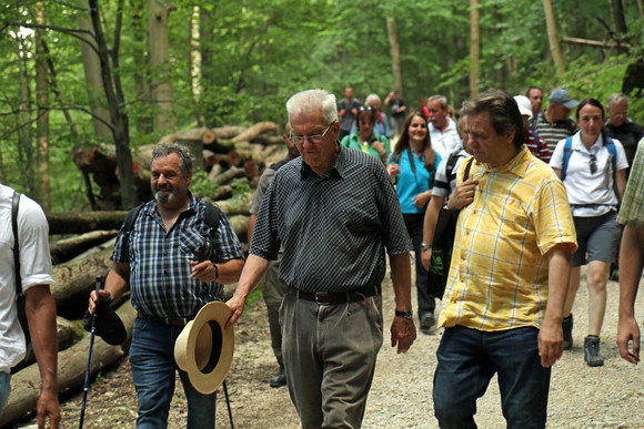 Wanderung auf dem Wasserfallsteig in Bad Urach: Ministerpräsident Winfried Kretschmann (M.) im Gespräch