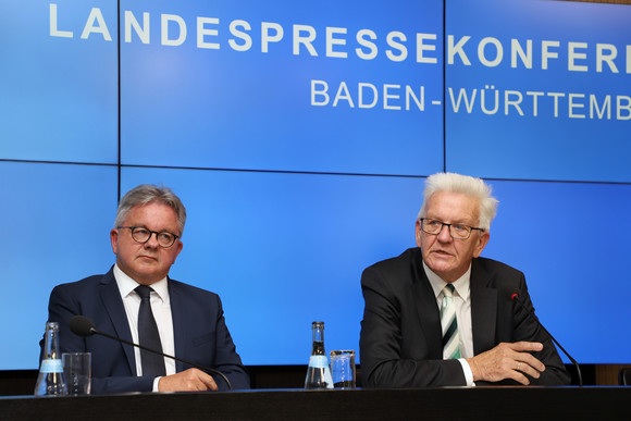 Ministerpräsident Winfried Kretschmann (r.) und Tourismusminister Guido Wolf (l.) bei der Regierungspressekonferenz (Bild: Staatsministerium Baden-Württemberg)