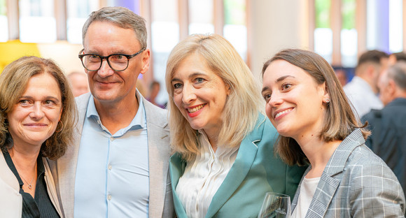 Politisches Sommerfest 60. Stallwächterparty: Aus Tradition in die Zukunft 3. v. l.: Gesundheitsministerin Nina Warken feierte ebenfalls auf der 60. Stallwächterparty in Berlin.