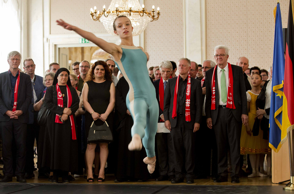 Tanzeinlage einer Tänzerin der John Cranko Schule vor den Gästen des Internationalen Empfangs der Landesregierung